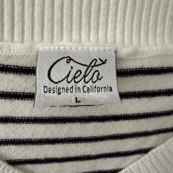 Black and White Striped V-neck Cropped Sweater Women’s Large - Picture 2 of 3